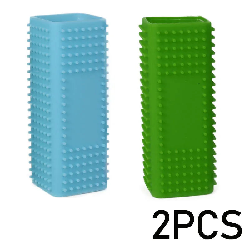 Duas escovas: azul-clara e verde. Escovas retangulares para remover pelos, com centro vazado.