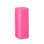 Uma escova rosa. Escovas retangulares para remover pelos, com centro vazado.