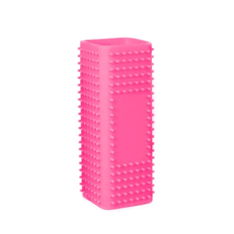 Uma escova rosa. Escovas retangulares para remover pelos, com centro vazado.