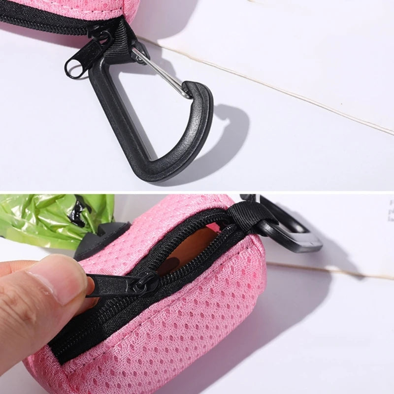 Detalhes da presilha preta e do zíper de um porta-sacos rosa de tela.