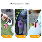 Exemplos de porta-sacos presos ao cabo de uma guia, a uma bolsa de transporte e a uma tira. Demais acessórios e sacos não incluídos.