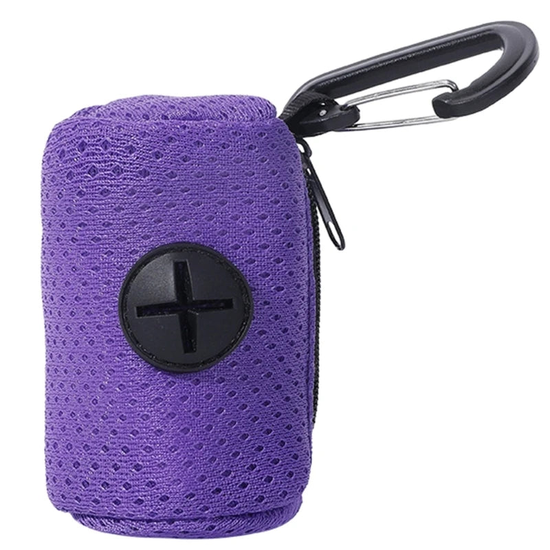 Um porta-sacos roxo de tela com presilha preta e abertura para retirada.