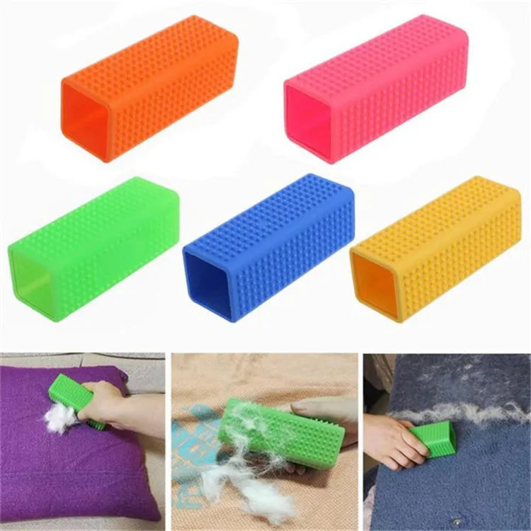 Cinco exemplos de cores de uma escova retangular para remover pelos, com imagens menores mostrando pelos sendo recolhidos de tecidos. Escolha uma unidade ou um kit com duas escovas.