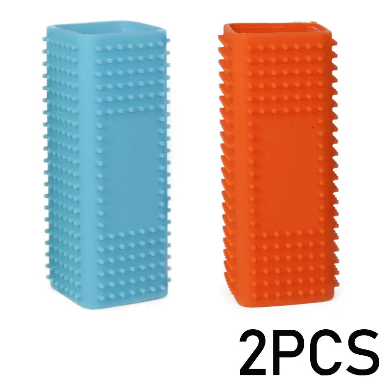 Duas escovas: azul-clara e laranja. Escovas retangulares para remover pelos, com centro vazado.