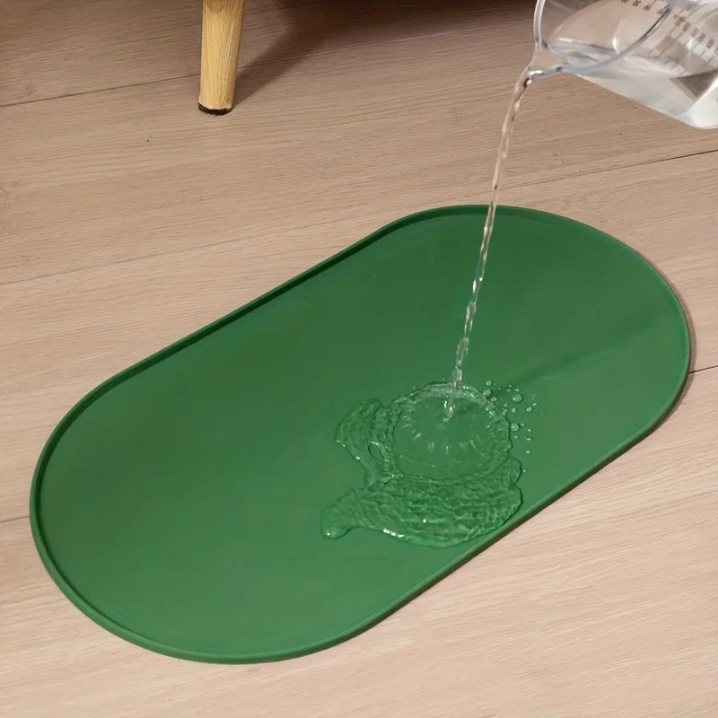 Água sendo despejada sobre um tapete oval verde com bordas elevadas.