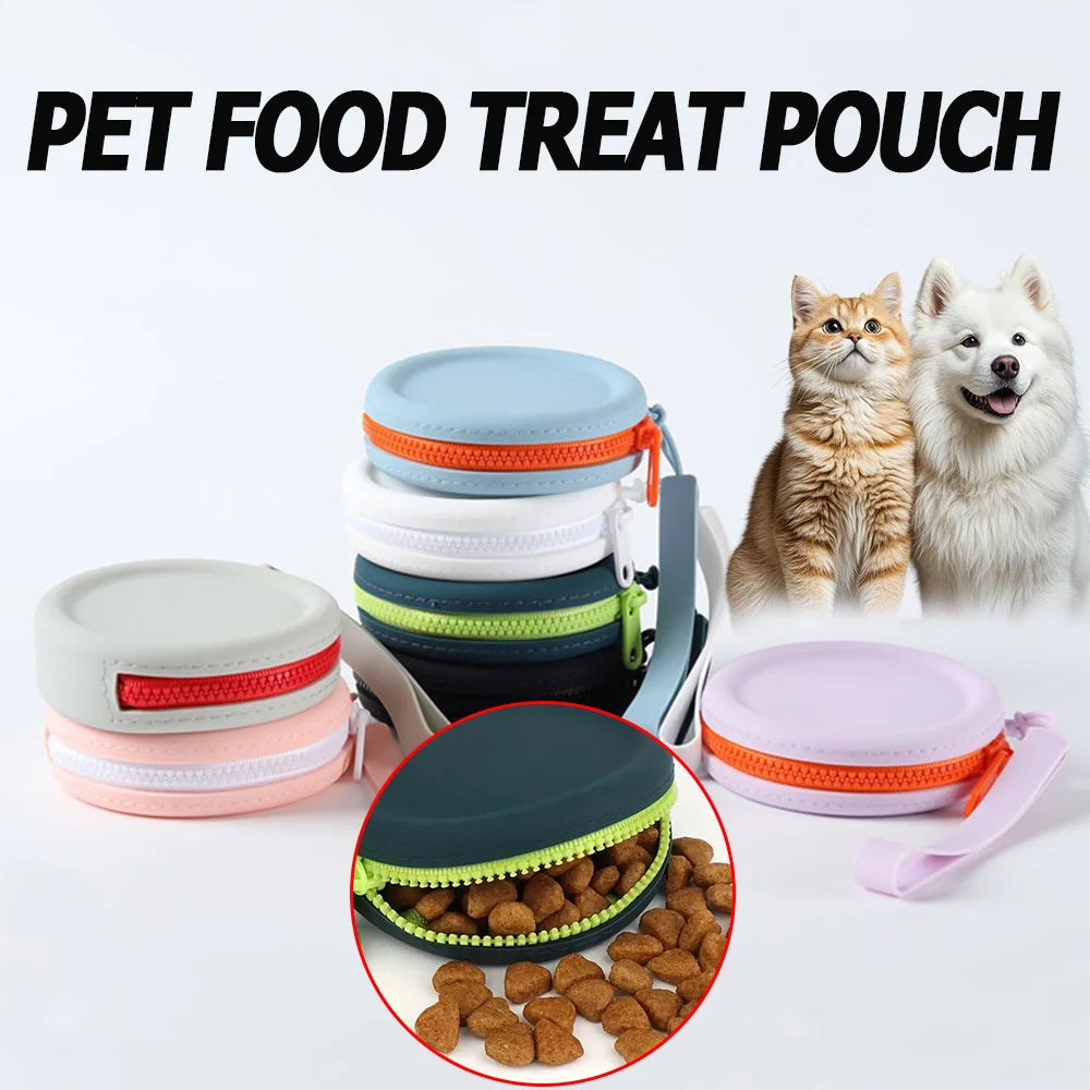 Vários exemplos de cores de bolsas redondas para petiscos, com cão, gato e uma bolsa aberta com petiscos. Fornecida uma bolsa; petiscos não incluídos.