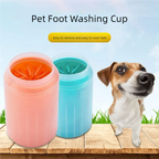 Exemplos de copos para limpar patas nas cores laranja e turquesa ao lado de um cão. A opção selecionada fornece um copo.
