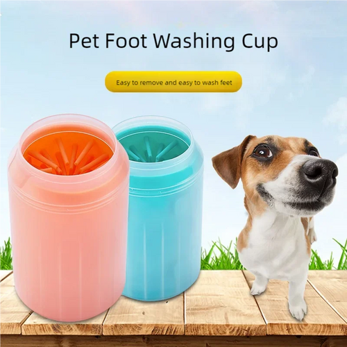 Exemplos de copos para limpar patas nas cores laranja e turquesa ao lado de um cão. A opção selecionada fornece um copo.