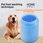 Um copo azul para limpar patas ao lado de um cão dourado; a ilustração não é um guia de tamanho.