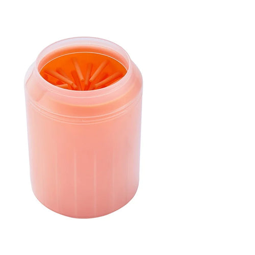 Um copo laranja para limpeza de patas, com a peça interna de limpeza visível pela abertura.