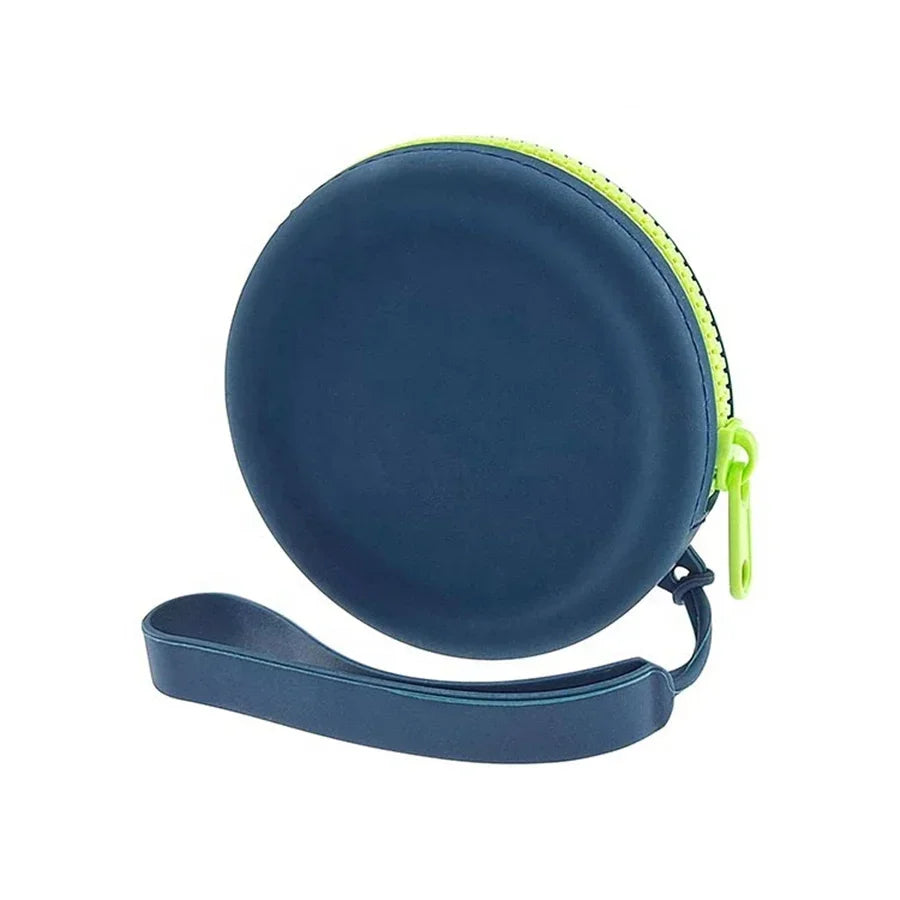 Uma bolsa redonda azul-escura com zíper verde-lima e alça de pulso azul.