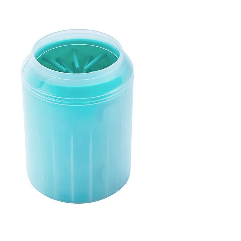 Um copo turquesa para limpar patas, com a peça interna visível pela abertura.