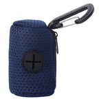 Um porta-sacos azul-marinho de tela com presilha preta e abertura para retirada.