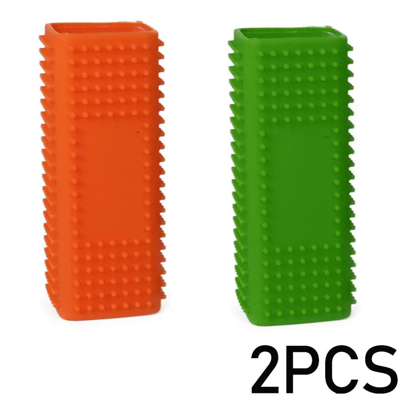 Duas escovas: laranja e verde. Escovas retangulares para remover pelos, com centro vazado.