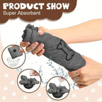 Mãos torcendo uma toalha cinza para pets com estampas de patas e ossos, com imagens menores mostrando a toalha sendo molhada.