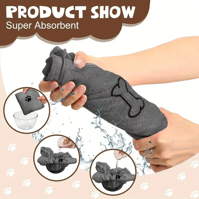 Mãos torcendo uma toalha cinza para pets com estampas de patas e ossos, com imagens menores mostrando a toalha sendo molhada.
