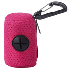 Um porta-sacos rosa-escuro de tela com presilha preta e abertura para retirada.