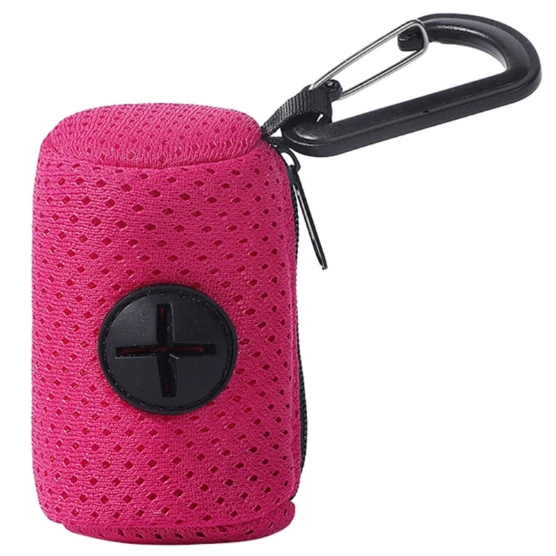 Um porta-sacos rosa-escuro de tela com presilha preta e abertura para retirada.