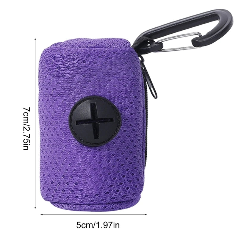 Porta-sacos roxo de tela com presilha; o diagrama do fornecedor indica medidas externas aproximadas de 7 por 5 cm. Sacos não incluídos.
