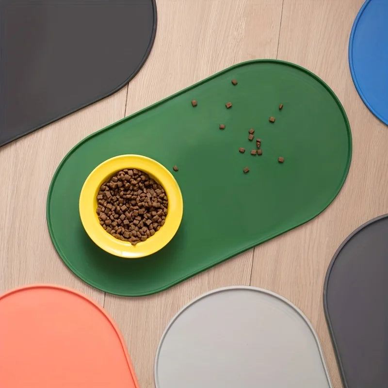 Um tapete verde com tigela amarela e ração espalhada, cercado por exemplos de outras cores. Tigela e alimento não incluídos.
