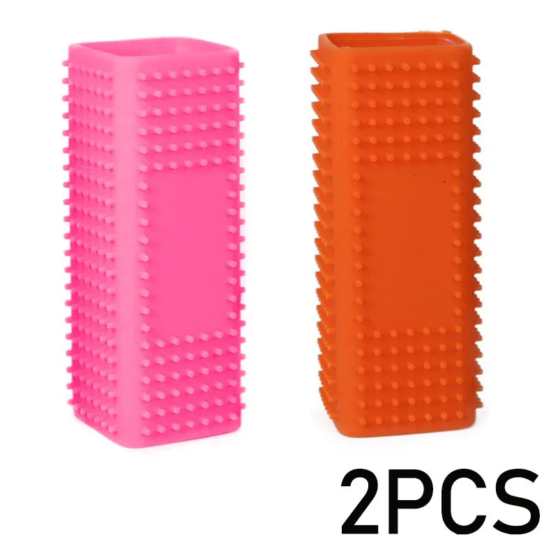 Duas escovas: rosa e laranja. Escovas retangulares para remover pelos, com centro vazado.
