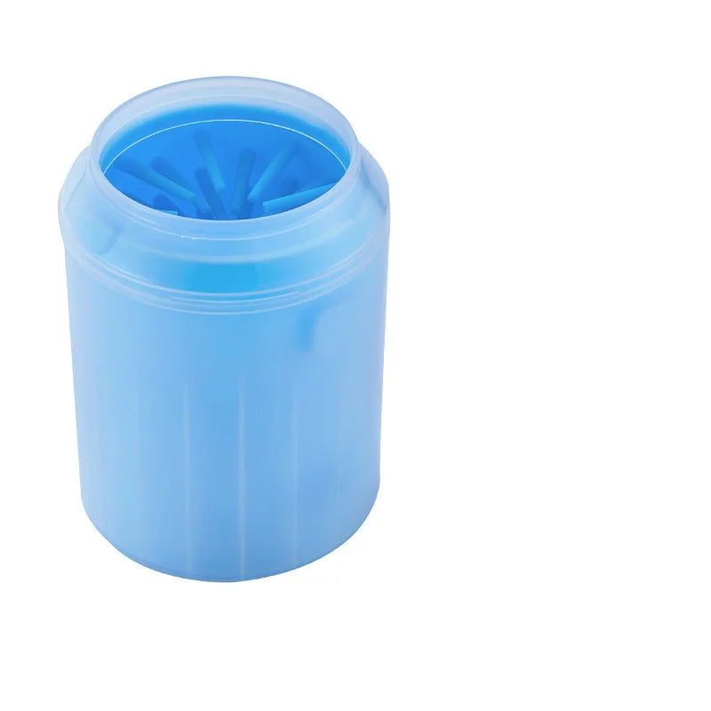 Um copo azul para limpar patas, com a peça interna visível pela abertura.