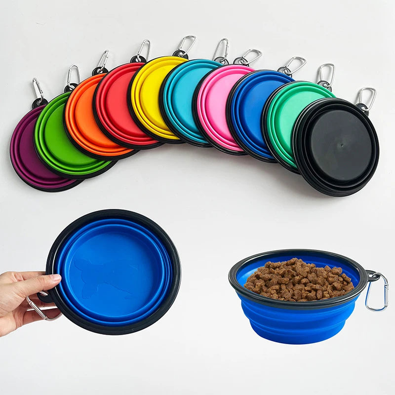 Exemplos de cores dobradas acima de uma tigela azul na mão e aberta com alimento. Fornecida uma tigela; alimento não incluído.