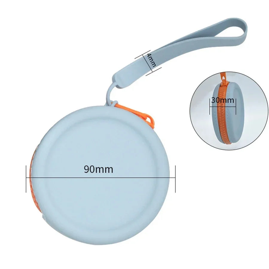 Diagrama do fornecedor de uma bolsa redonda azul-clara: aproximadamente 90 mm de diâmetro, 30 mm de profundidade e alça de pulso com 14 mm de largura.