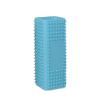 Uma escova azul retangular reutilizável para remover pelos de superfícies, com pequenas saliências de limpeza e centro vazado.