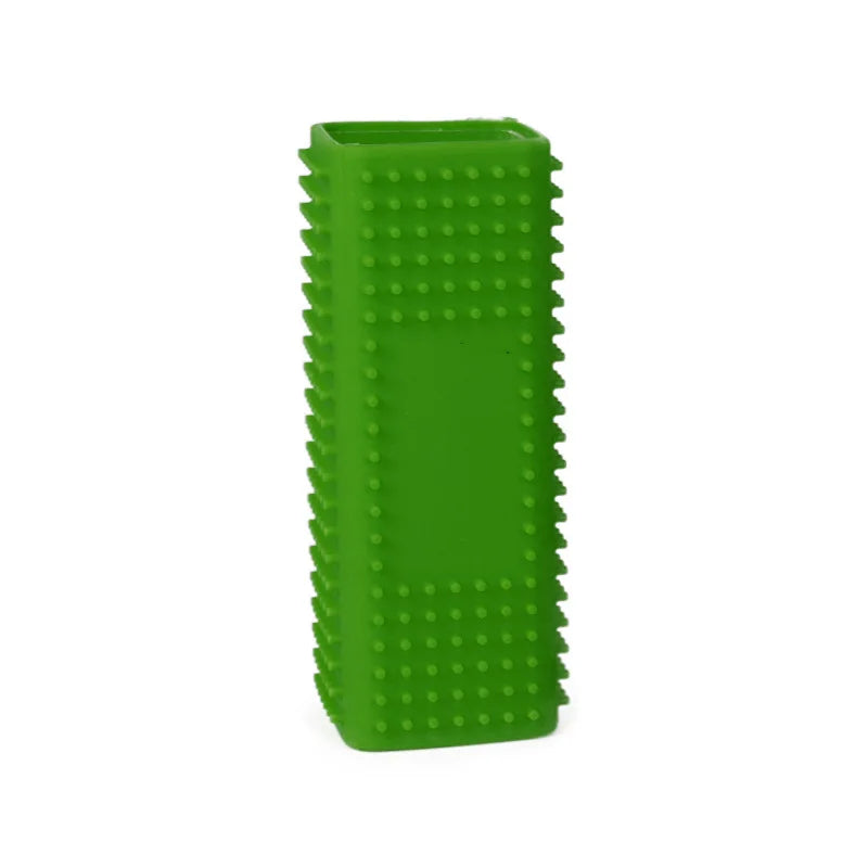 Uma escova verde. Escovas retangulares para remover pelos, com centro vazado.