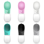 Seis exemplos de cores de garrafas para pets com bebedouro integrado. Selecione uma cor e capacidade.