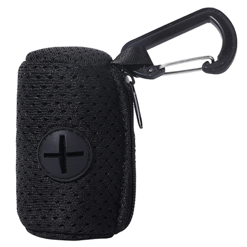 Um porta-sacos preto de tela para dejetos de cães, com zíper, abertura para retirada e presilha. Os sacos não estão incluídos.