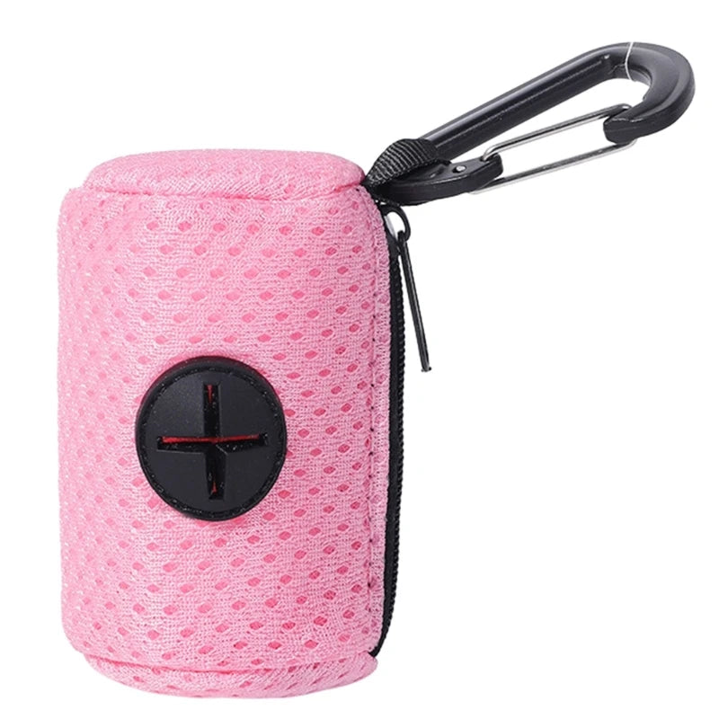 Um porta-sacos rosa-claro de tela com presilha preta e abertura para retirada.