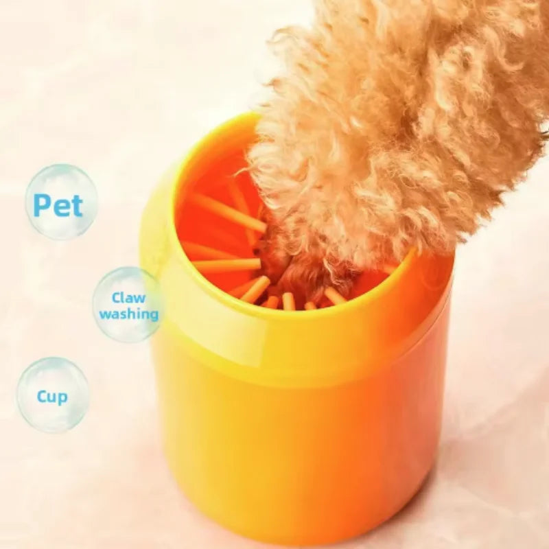 Detalhe de uma pata de cão dentro de um copo laranja, com a peça interna de limpeza visível.